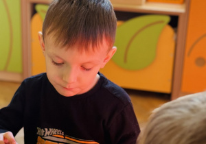 Przedszkolaki bawią się w paleontologów