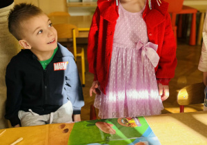 Przedszkolaki bawią się w paleontologów i doświadczenia