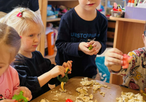 Przedszkolaki bawią się w paleontologów