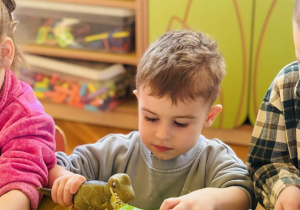 Przedszkolaki bawią się w paleontologów