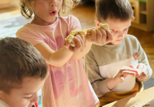 Przedszkolaki bawią się w paleontologów