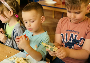 Przedszkolaki bawią się w paleontologów
