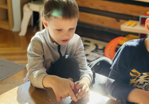 Przedszkolaki bawią się w paleontologów