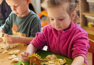 Przedszkolaki bawią się w paleontologów