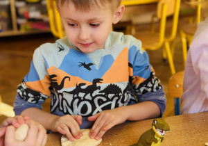 Przedszkolaki bawią się w paleontologów