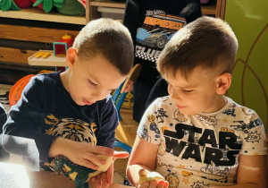 Przedszkolaki bawią się w paleontologów