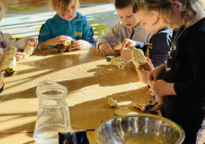 Przedszkolaki bawią się w paleontologów