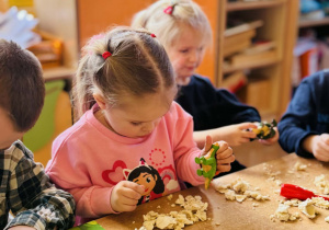 Przedszkolaki bawią się w paleontologów