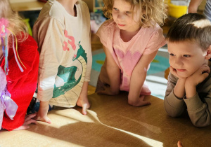 Przedszkolaki bawią się w paleontologów