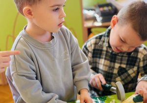 Przedszkolaki bawią się w paleontologów