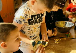 Przedszkolaki bawią się w paleontologów