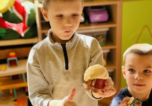 Przedszkolaki bawią się w paleontologów