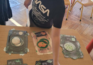 Dzieci bawią się w zakupy w Sklepie Jurajskim