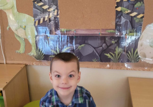 Dzieci bawią się w zakupy w Sklepie Jurajskim