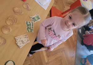 Dzieci bawią się w zakupy w Sklepie Jurajskim