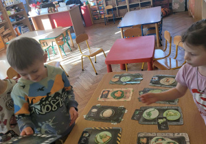 Dzieci bawią się w zakupy w Sklepie Jurajskim