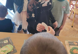 Dzieci bawią się w zakupy w Sklepie Jurajskim