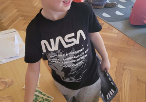 Dzieci bawią się w zakupy w Sklepie Jurajskim