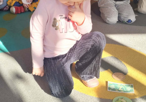 Dzieci bawią się w zakupy w Sklepie Jurajskim