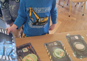 Dzieci bawią się w zakupy w Sklepie Jurajskim