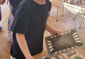 Dzieci bawią się w zakupy w Sklepie Jurajskim