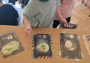 Dzieci bawią się w zakupy w Sklepie Jurajskim