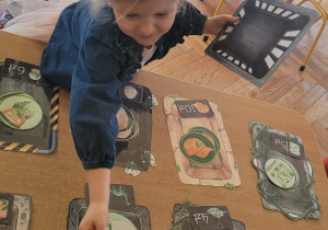 Dzieci bawią się w zakupy w Sklepie Jurajskim