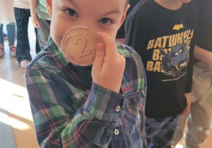 Dzieci bawią się w zakupy w Sklepie Jurajskim