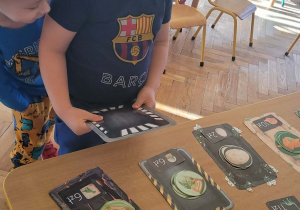 Dzieci bawią się w zakupy w Sklepie Jurajskim