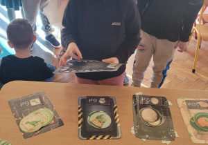 Dzieci bawią się w zakupy w Sklepie Jurajskim