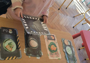 Dzieci bawią się w zakupy w Sklepie Jurajskim