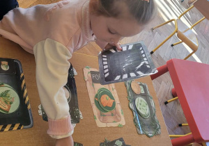 Dzieci bawią się w zakupy w Sklepie Jurajskim