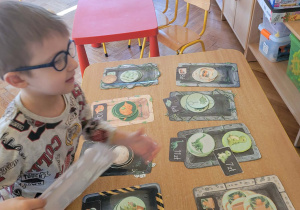 Dzieci bawią się w zakupy w Sklepie Jurajskim