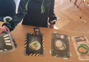 Dzieci bawią się w zakupy w Sklepie Jurajskim