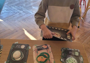 Dzieci bawią się w zakupy w Sklepie Jurajskim