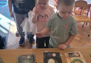 Dzieci bawią się w zakupy w Sklepie Jurajskim