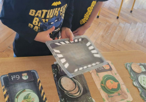 Dzieci bawią się w zakupy w Sklepie Jurajskim