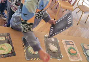 Dzieci bawią się w zakupy w Sklepie Jurajskim