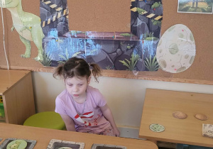 Dzieci bawią się w zakupy w Sklepie Jurajskim