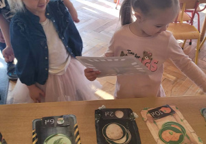 Dzieci bawią się w zakupy w Sklepie Jurajskim