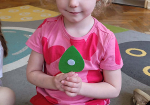 Dzieci przedstawiają bajkę o Bardzo głodnej gąsienicy