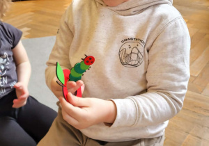 Dzieci przedstawiają bajkę o Bardzo głodnej gąsienicy