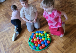 Dzieci sadzą "kwiaty"