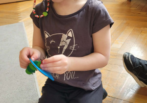 Dzieci przedstawiają bajkę o Bardzo głodnej gąsienicy