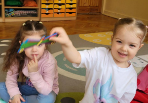 Dzieci przedstawiają bajkę o Bardzo głodnej gąsienicy