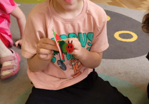 Dzieci przedstawiają bajkę o Bardzo głodnej gąsienicy