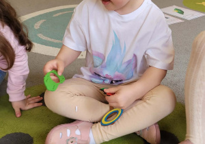 Dzieci przedstawiają bajkę o Bardzo głodnej gąsienicy