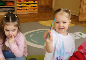 Dzieci przedstawiają bajkę o Bardzo głodnej gąsienicy