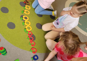 Dzieci przedstawiają bajkę o Bardzo głodnej gąsienicy