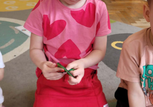 Dzieci przedstawiają bajkę o Bardzo głodnej gąsienicy